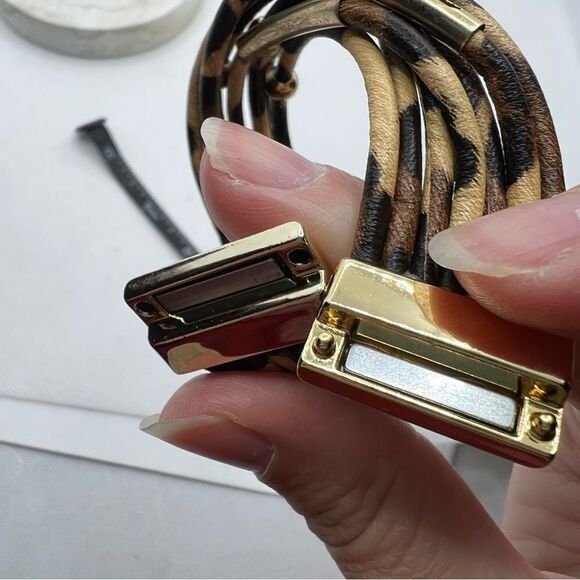 Leopard print cord magnetic bracelet - Picture 4 of 4